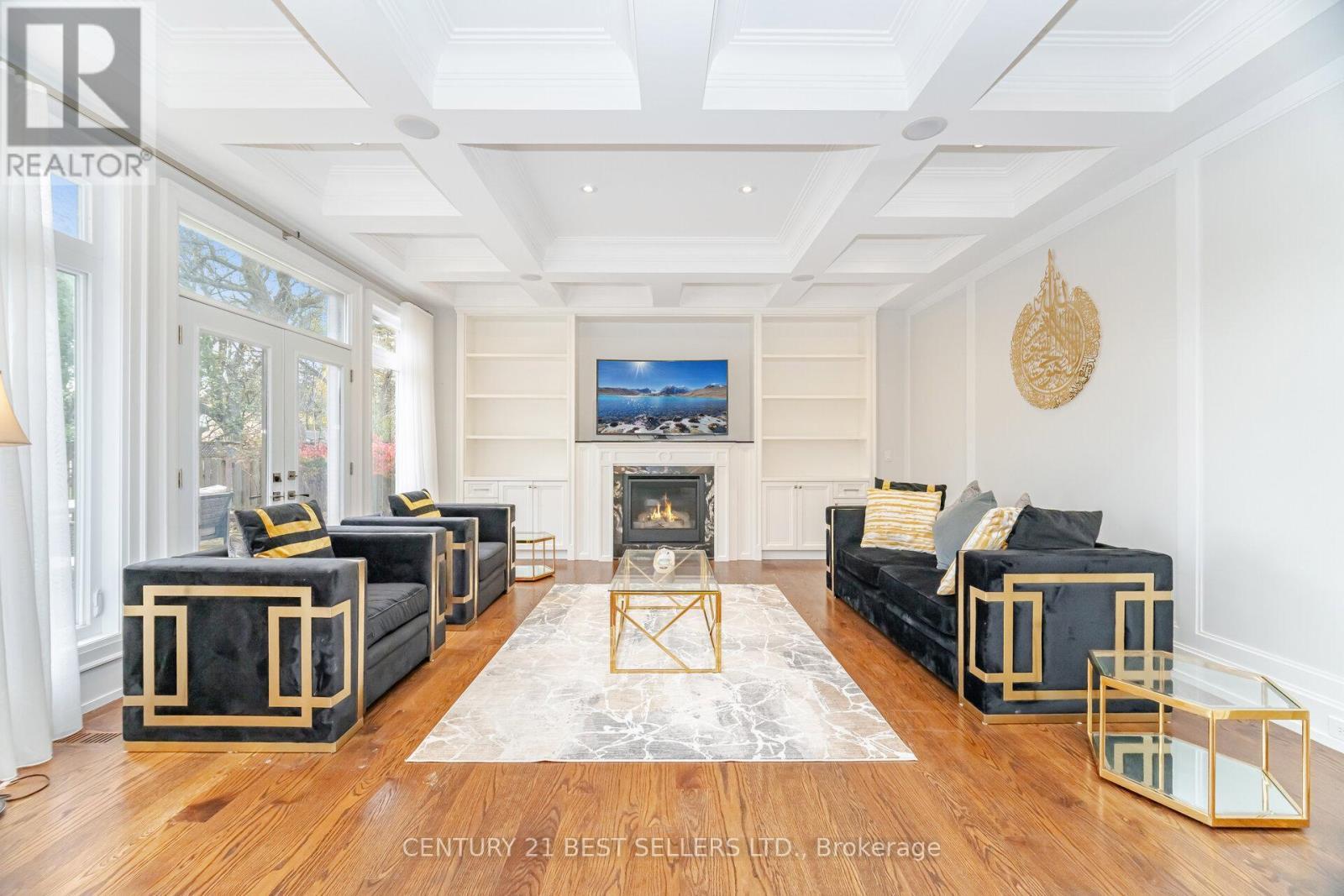 898 Parkland Ave Avenue, Mississauga, ON - Indoor Photo Showing Living Room With Fireplace