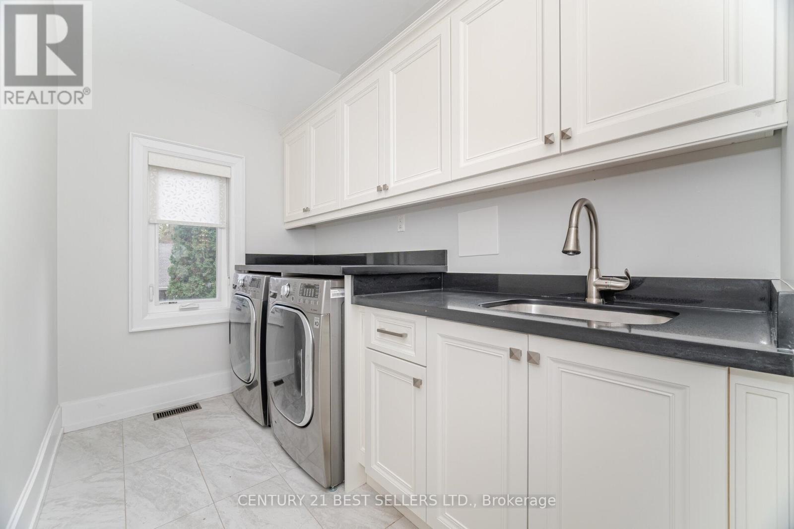 898 Parkland Ave Avenue, Mississauga, ON - Indoor Photo Showing Laundry Room