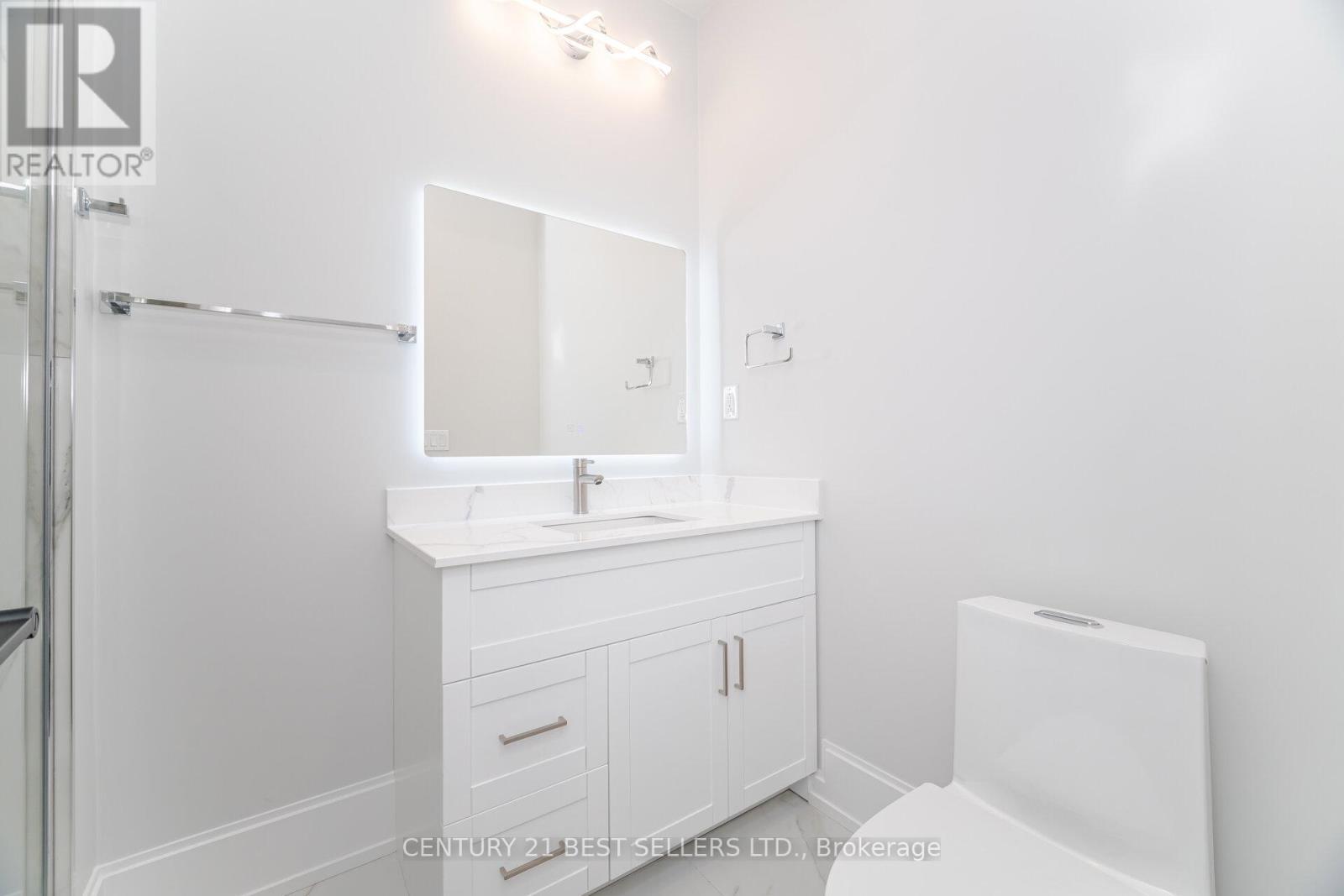 898 Parkland Ave Avenue, Mississauga, ON - Indoor Photo Showing Bathroom