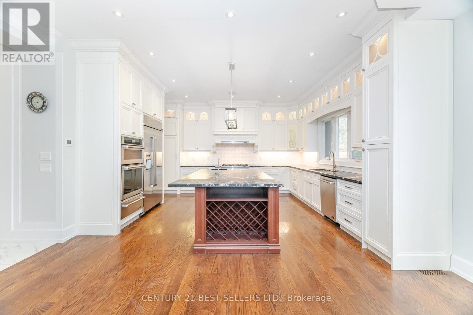 898 Parkland Ave Avenue, Mississauga, ON - Indoor Photo Showing Kitchen With Upgraded Kitchen