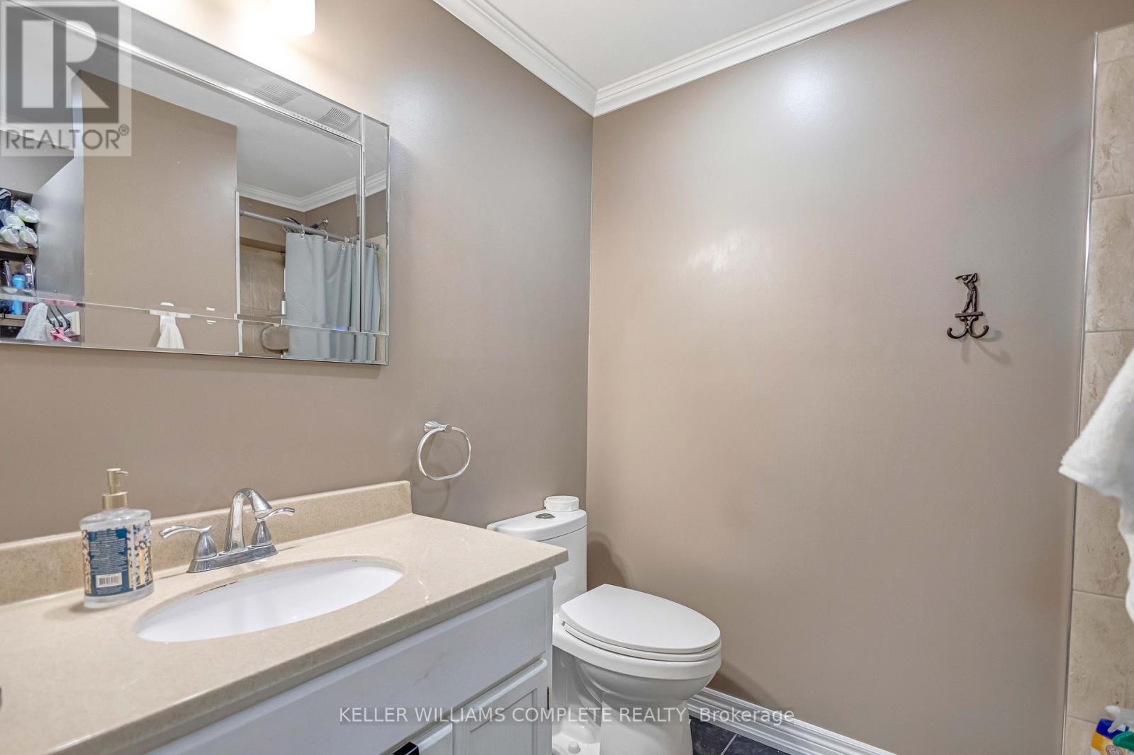 18 Rosewell Street, Hamilton, ON - Indoor Photo Showing Bathroom