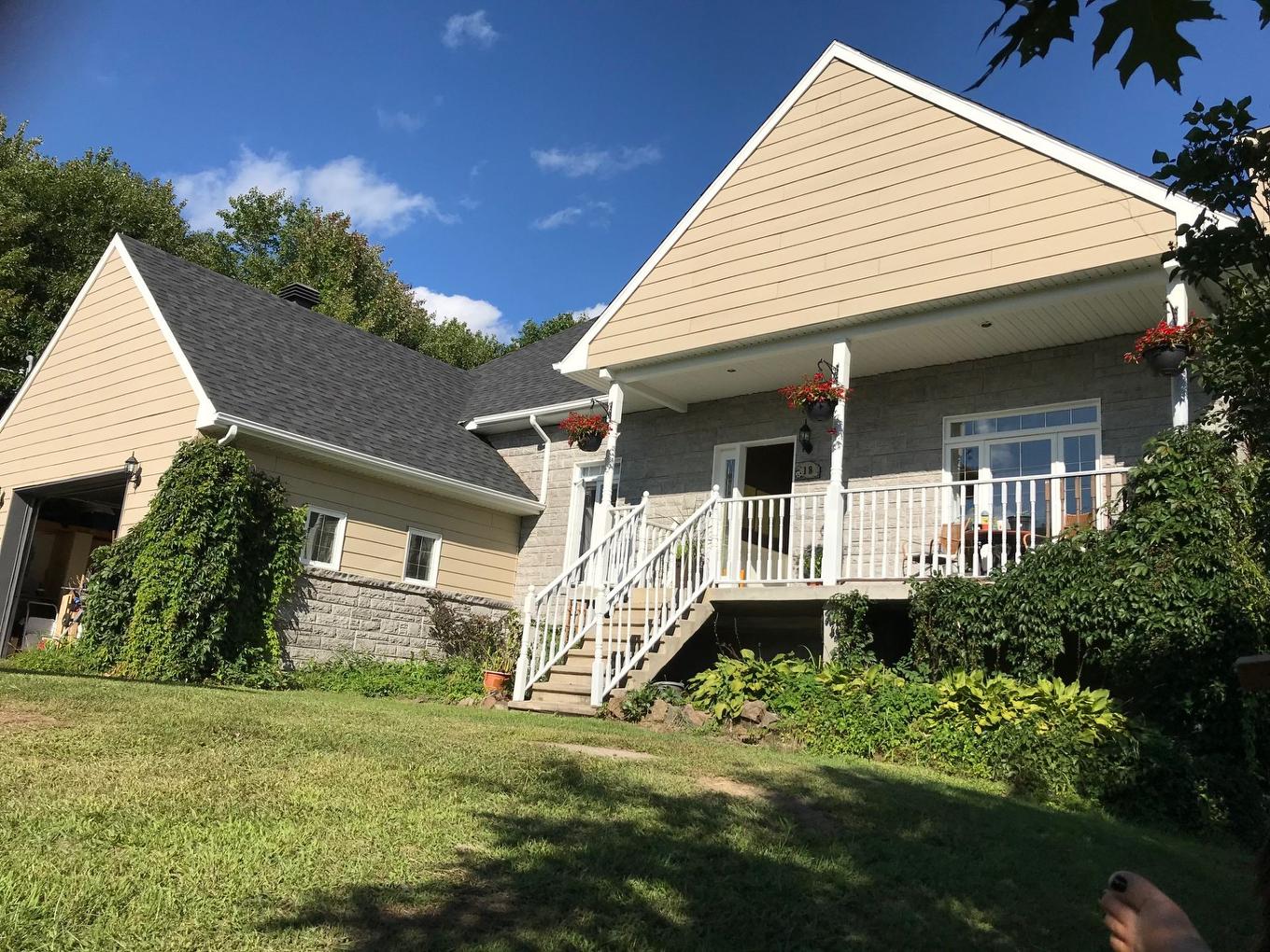 Frontage - 18 Rue Du Vieux-Verger, Brownsburg-Chatham, QC - Outdoor With Deck Patio Veranda