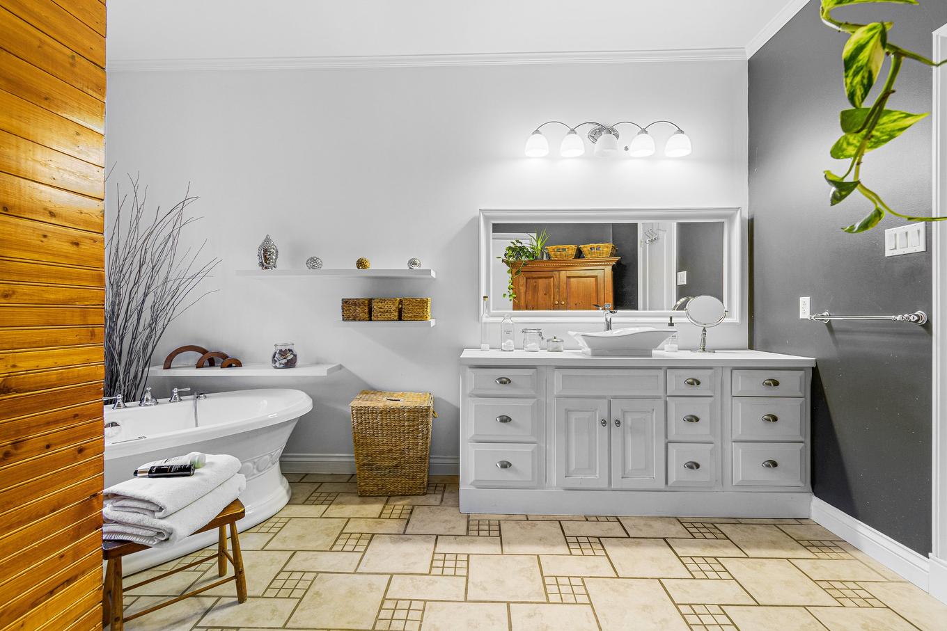 Bathroom - 18 Rue Du Vieux-Verger, Brownsburg-Chatham, QC - Indoor Photo Showing Bathroom