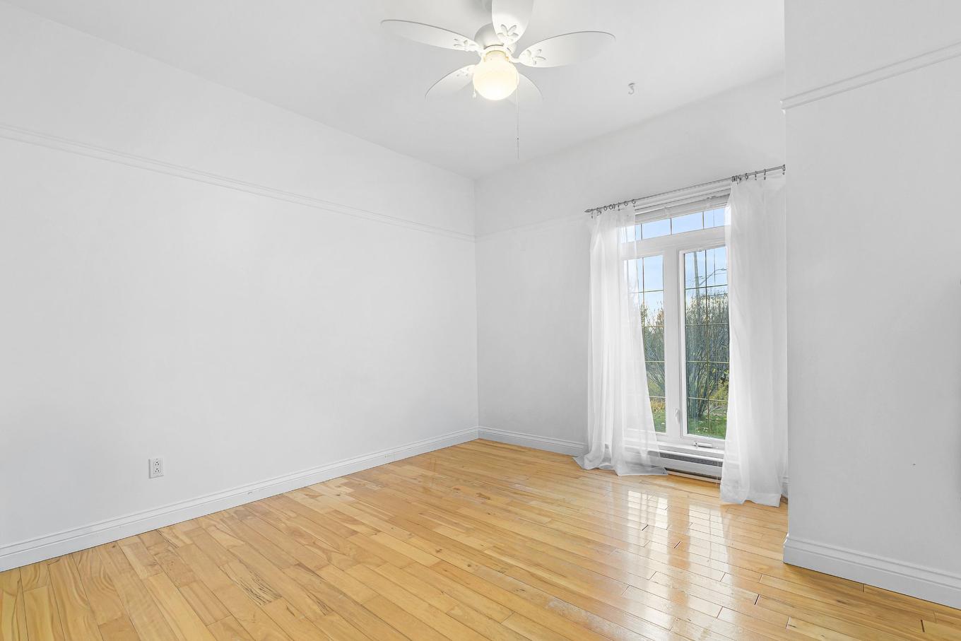 Bedroom - 18 Rue Du Vieux-Verger, Brownsburg-Chatham, QC - Indoor Photo Showing Other Room