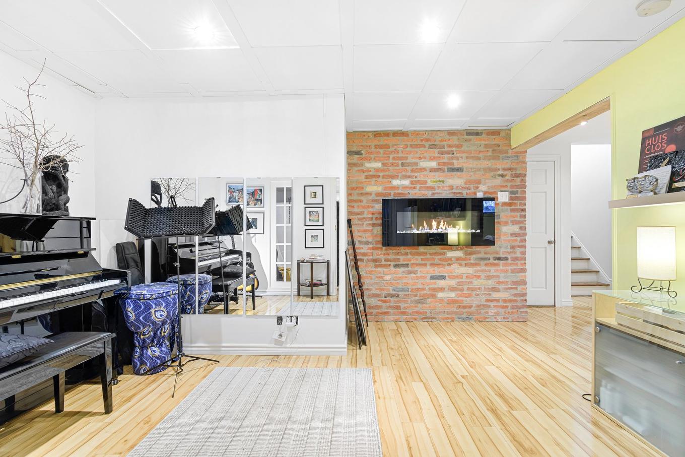 Den - 18 Rue Du Vieux-Verger, Brownsburg-Chatham, QC - Indoor With Fireplace