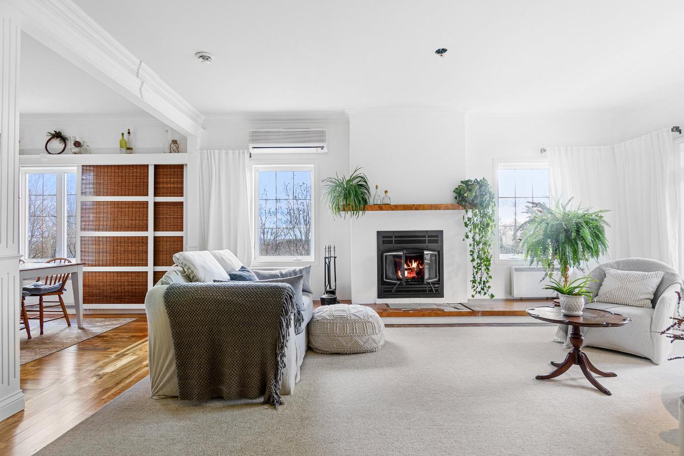 Living room - 18 Rue Du Vieux-Verger, Brownsburg-Chatham, QC - Indoor Photo Showing Living Room With Fireplace