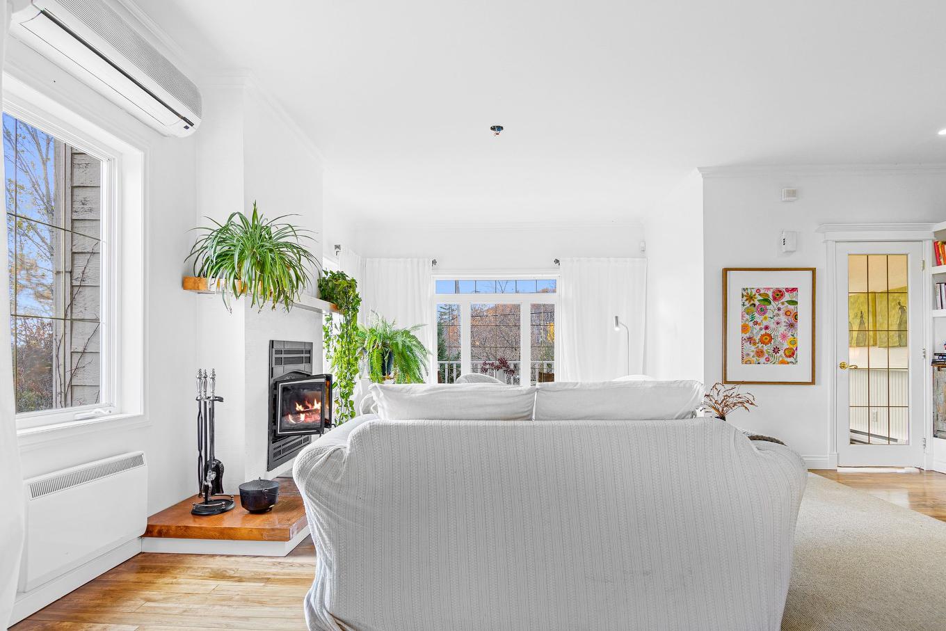 Living room - 18 Rue Du Vieux-Verger, Brownsburg-Chatham, QC - Indoor Photo Showing Other Room With Fireplace