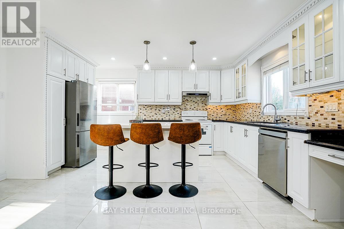 8 Muster Court, Markham, ON - Indoor Photo Showing Kitchen With Upgraded Kitchen