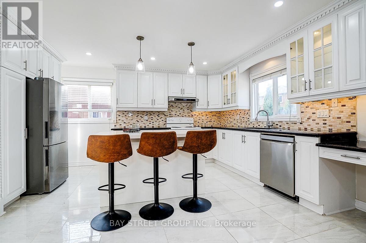 8 Muster Court, Markham, ON - Indoor Photo Showing Kitchen With Upgraded Kitchen
