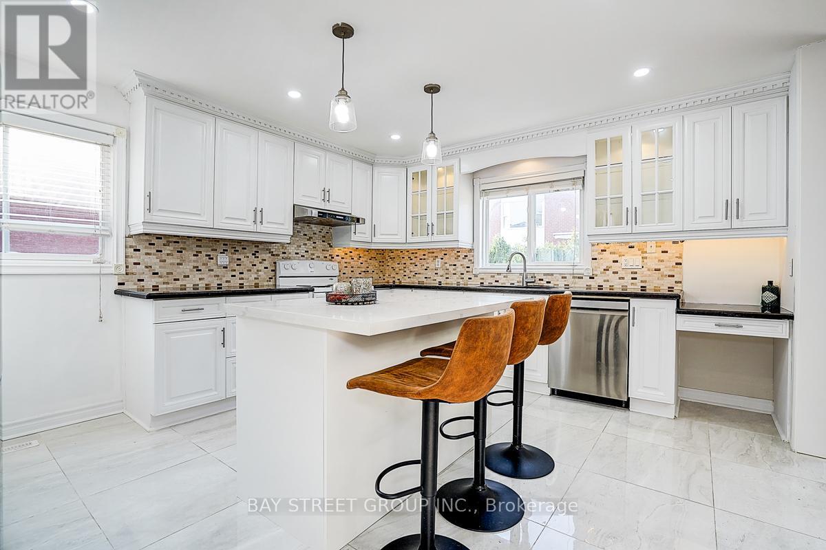8 Muster Court, Markham, ON - Indoor Photo Showing Kitchen With Upgraded Kitchen