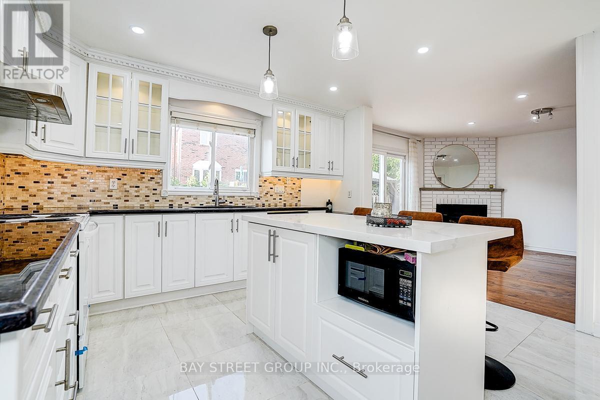 8 Muster Court, Markham, ON - Indoor Photo Showing Kitchen With Double Sink With Upgraded Kitchen