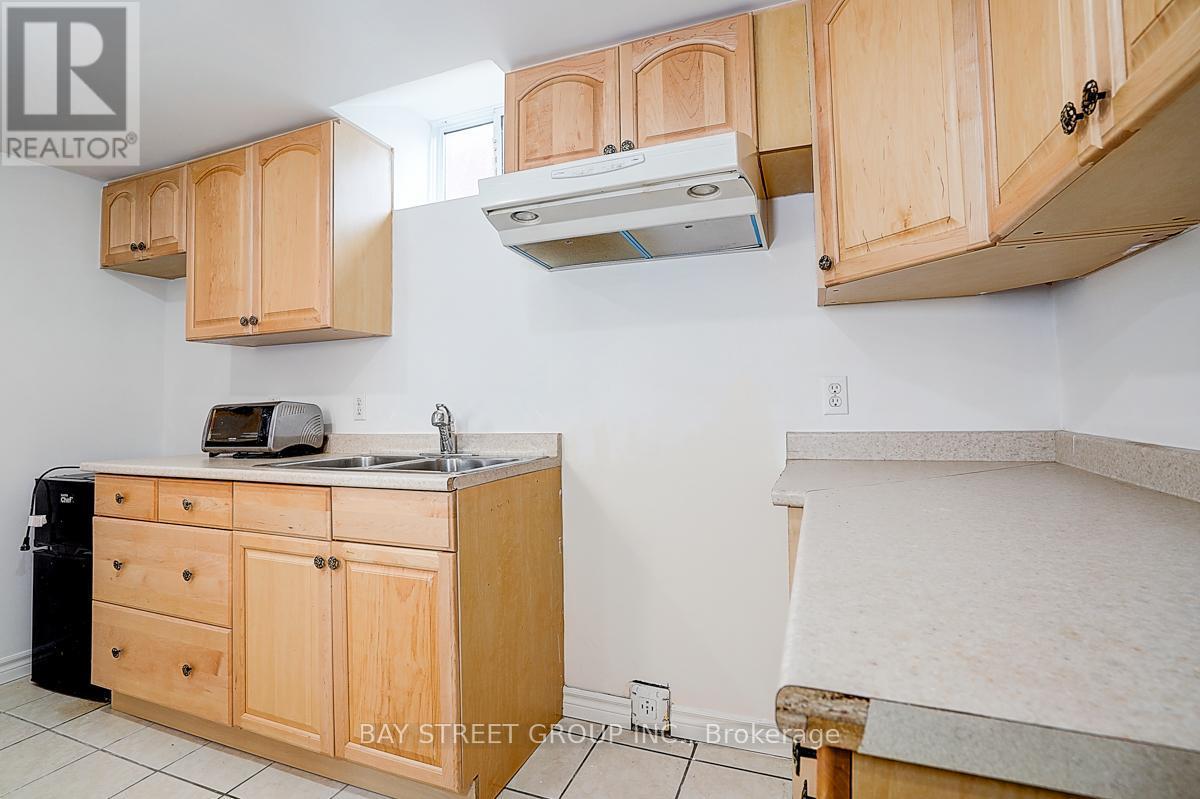 8 Muster Court, Markham, ON - Indoor Photo Showing Kitchen With Double Sink