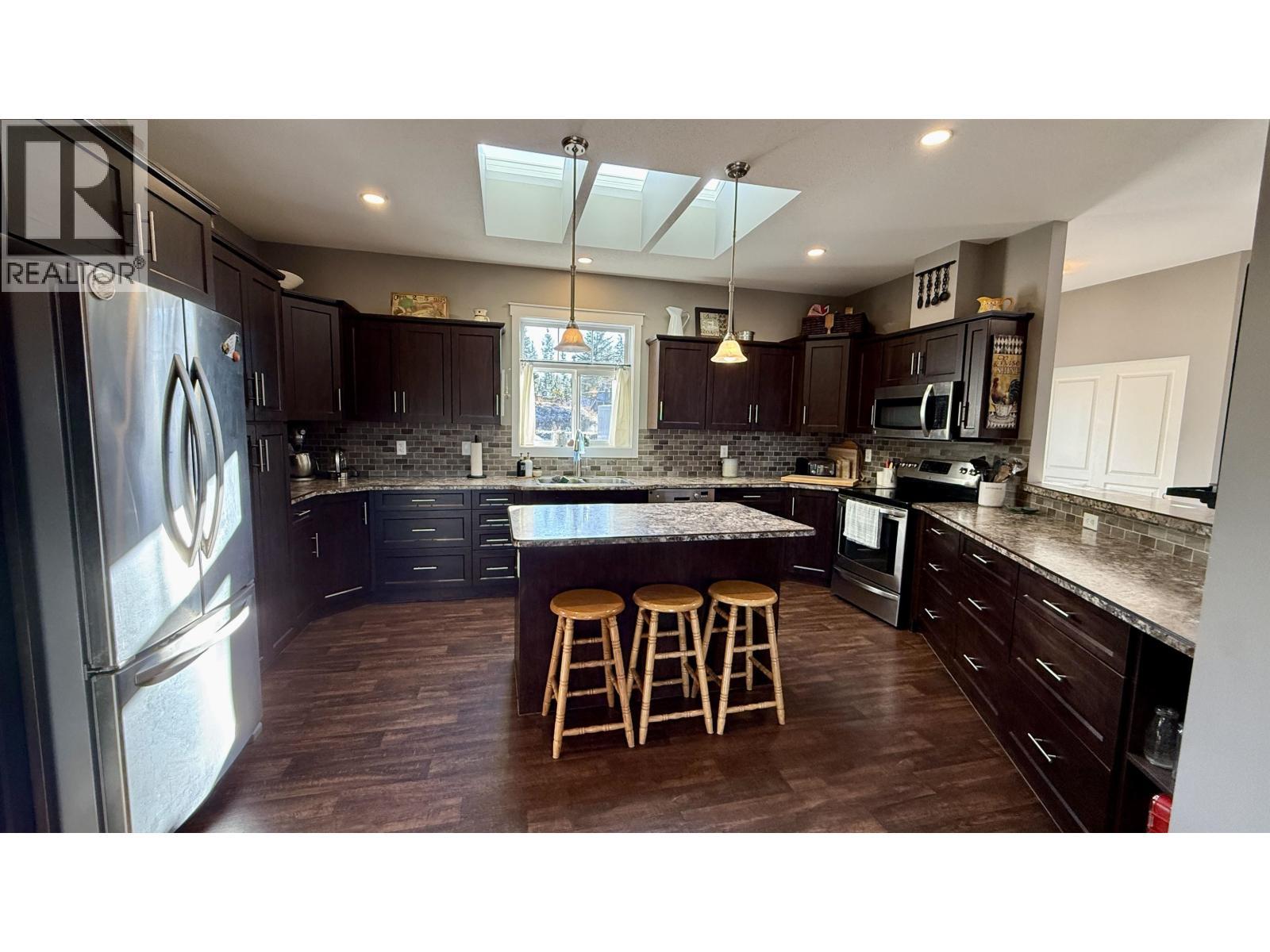 6482 Watson Road, Horse Lake, BC - Indoor Photo Showing Kitchen With Upgraded Kitchen