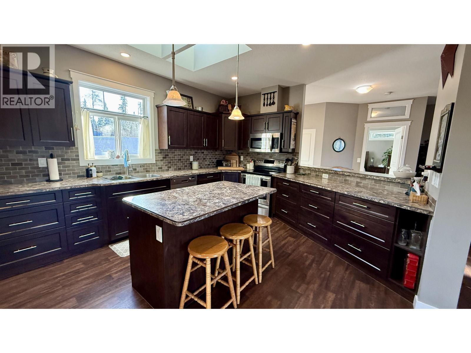 6482 Watson Road, Horse Lake, BC - Indoor Photo Showing Kitchen With Upgraded Kitchen