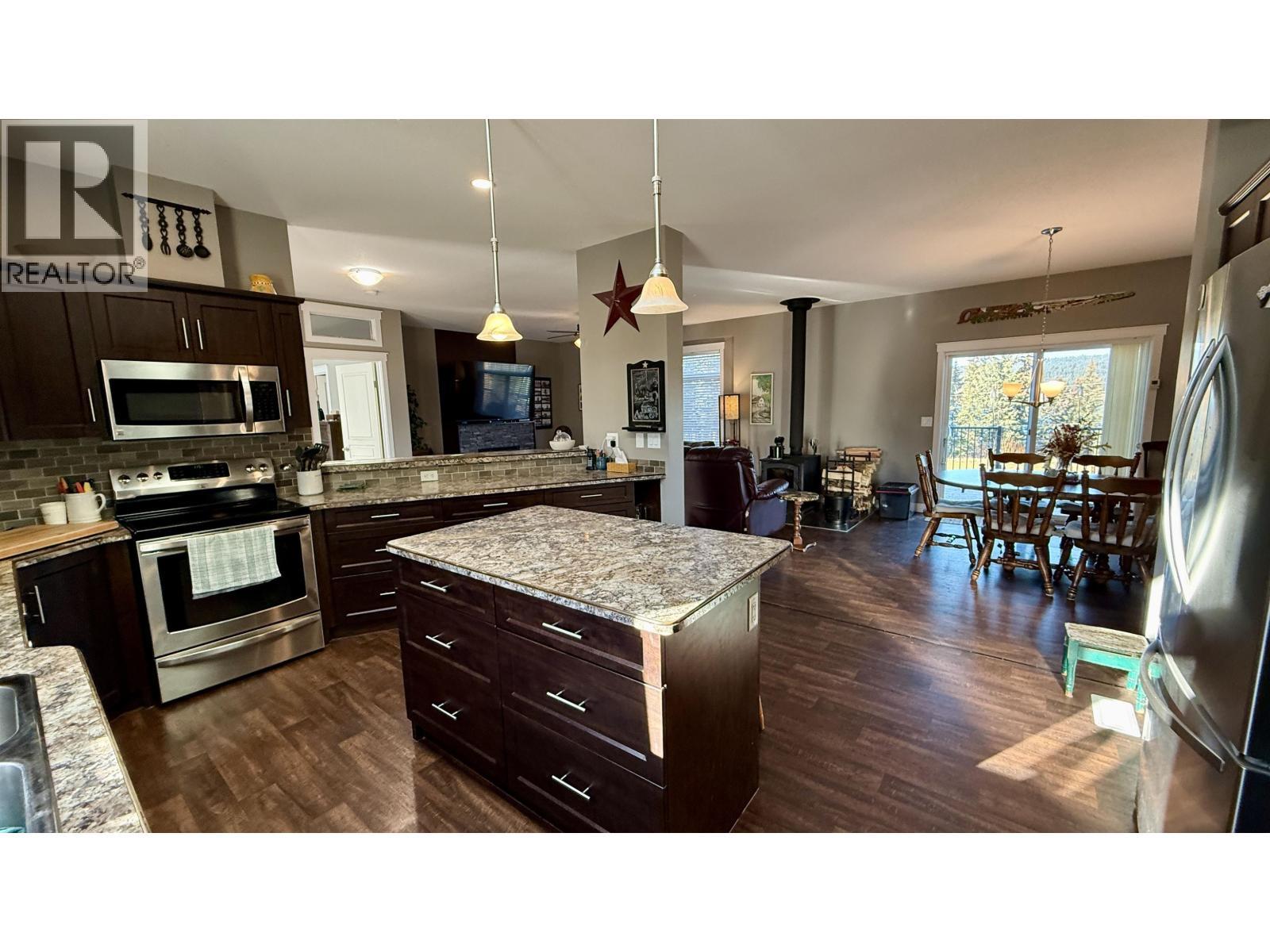 6482 Watson Road, Horse Lake, BC - Indoor Photo Showing Kitchen With Upgraded Kitchen