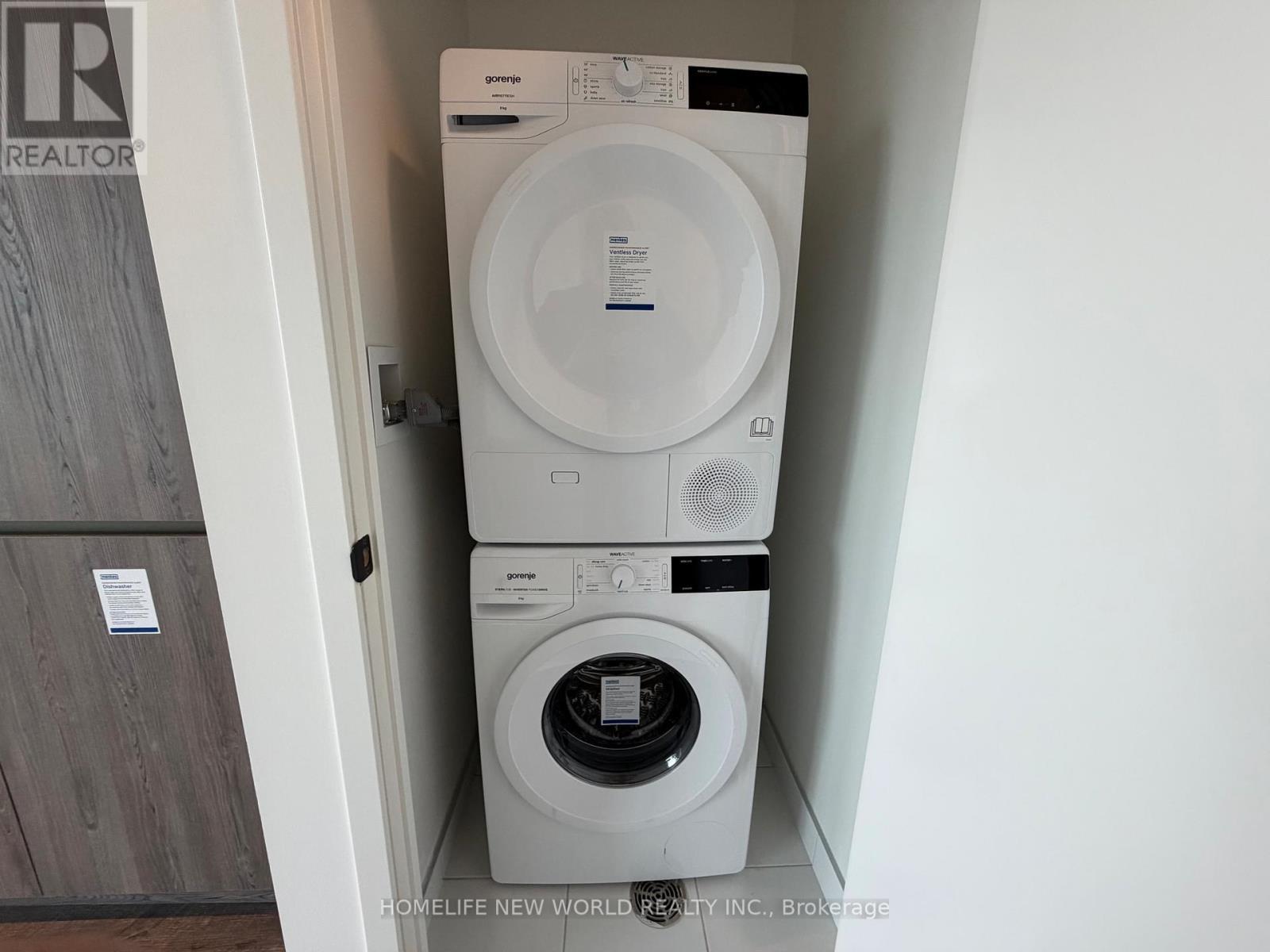 1506 - 8 Interchange Way, Vaughan, ON - Indoor Photo Showing Laundry Room