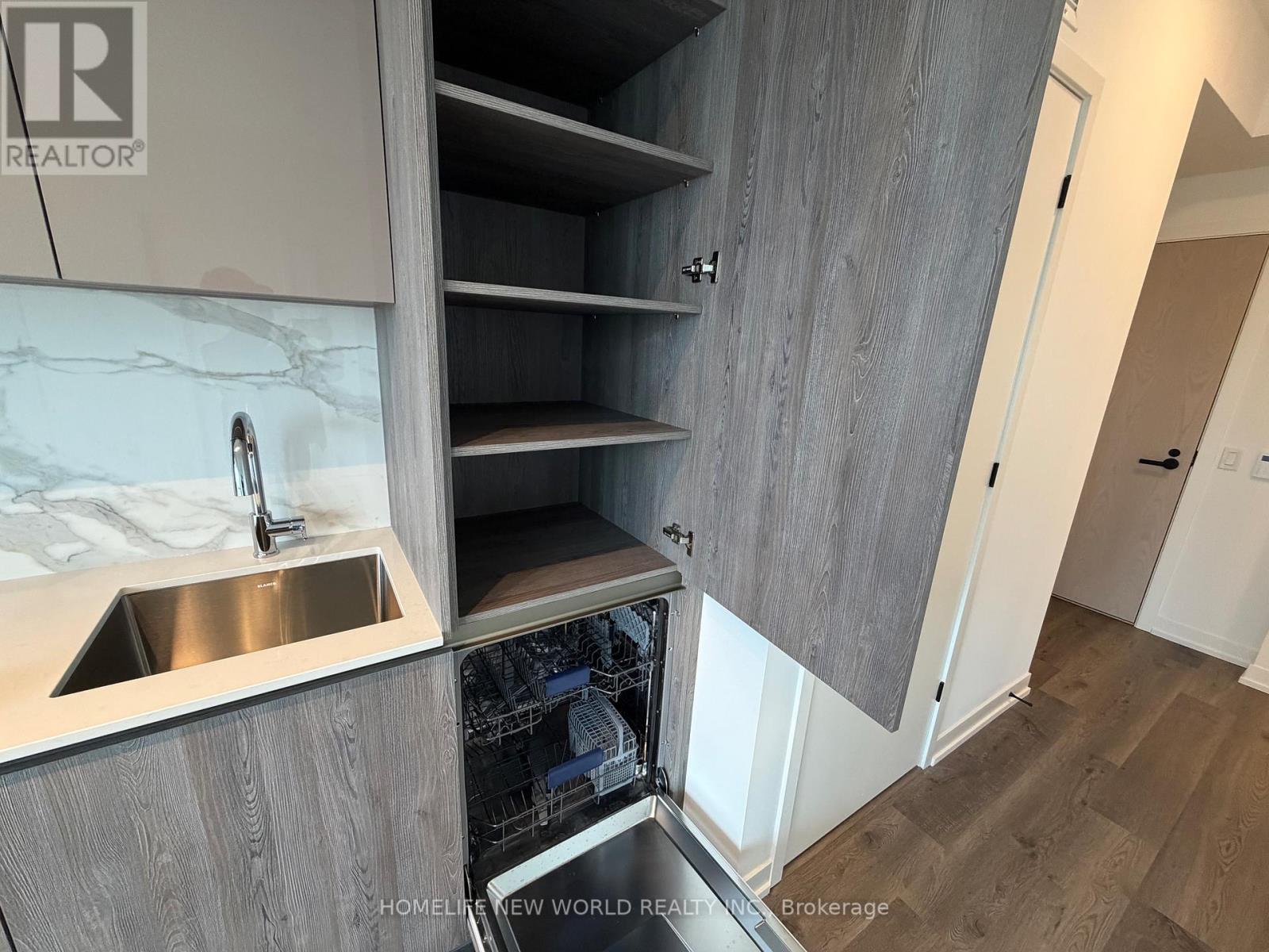 1506 - 8 Interchange Way, Vaughan, ON - Indoor