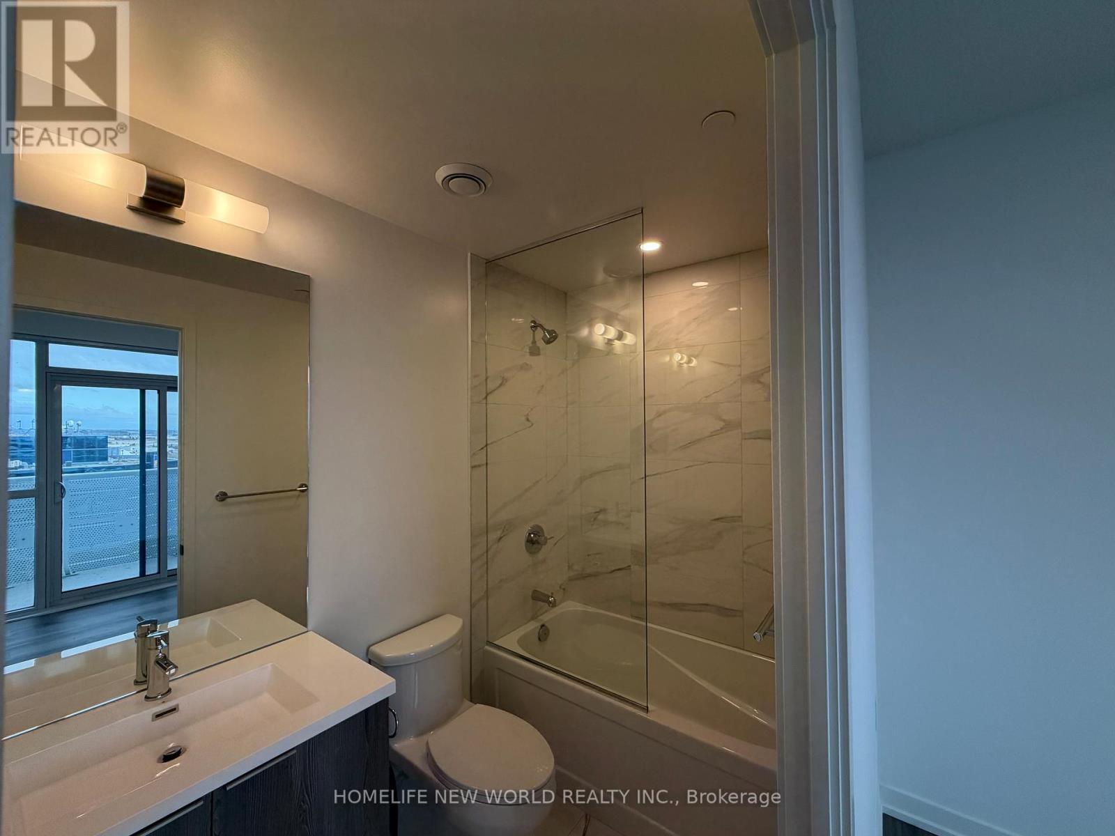 1506 - 8 Interchange Way, Vaughan, ON - Indoor Photo Showing Bathroom