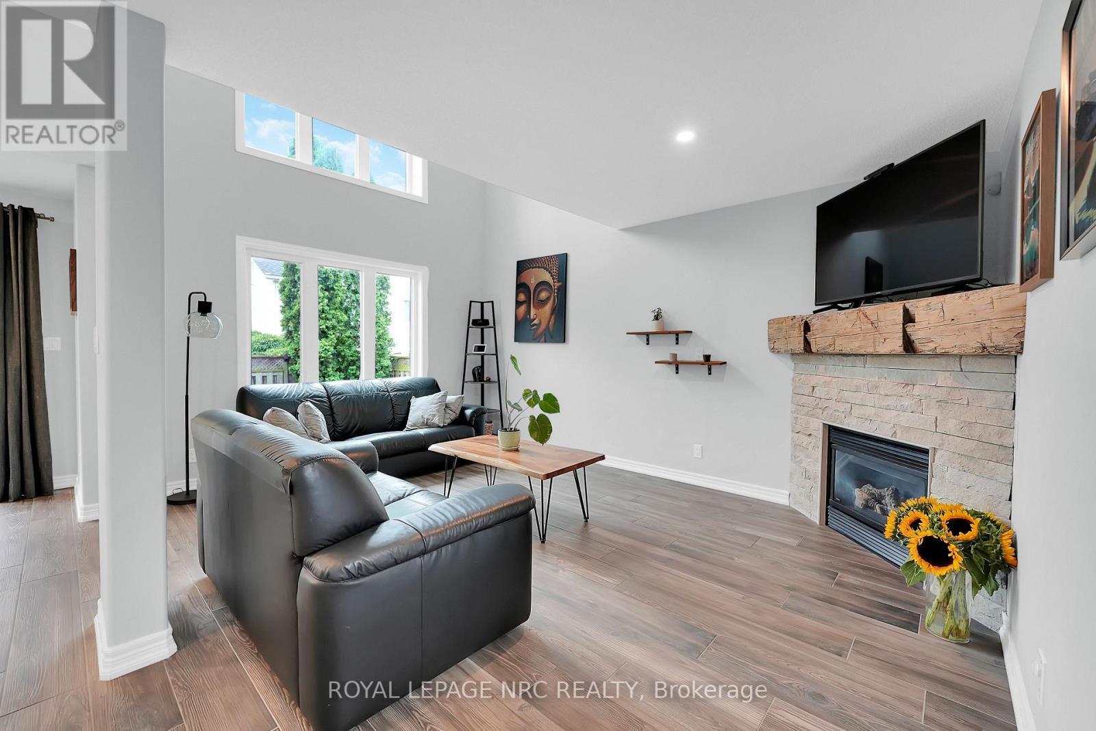 80 Mcbride Drive, St. Catharines (Rykert/Vansickle), ON - Indoor Photo Showing Living Room With Fireplace