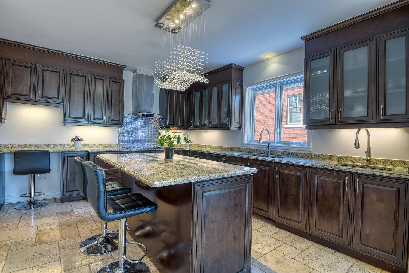 Kitchen - 12 Rue Holly, Hampstead, QC - Indoor Photo Showing Kitchen With Upgraded Kitchen