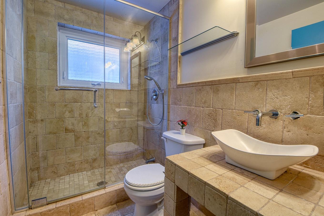 Bathroom - 12 Rue Holly, Hampstead, QC - Indoor Photo Showing Bathroom