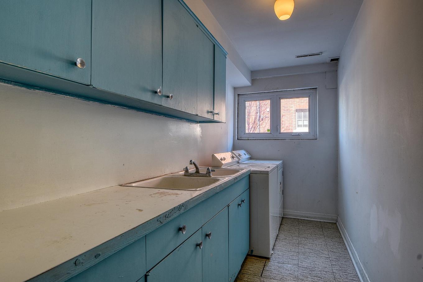 Laundry room - 12 Rue Holly, Hampstead, QC - Indoor Photo Showing Laundry Room