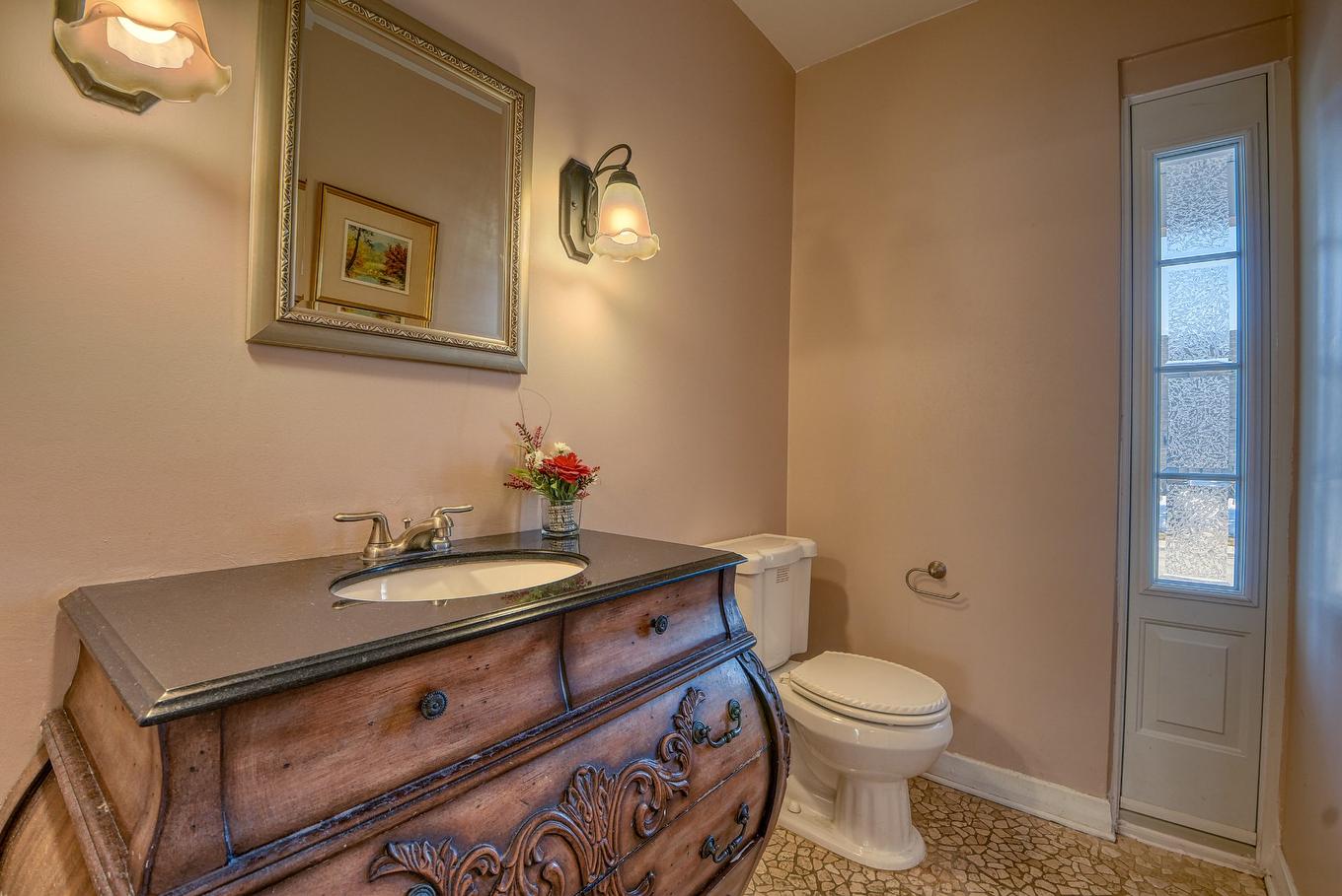 Powder room - 12 Rue Holly, Hampstead, QC - Indoor Photo Showing Bathroom