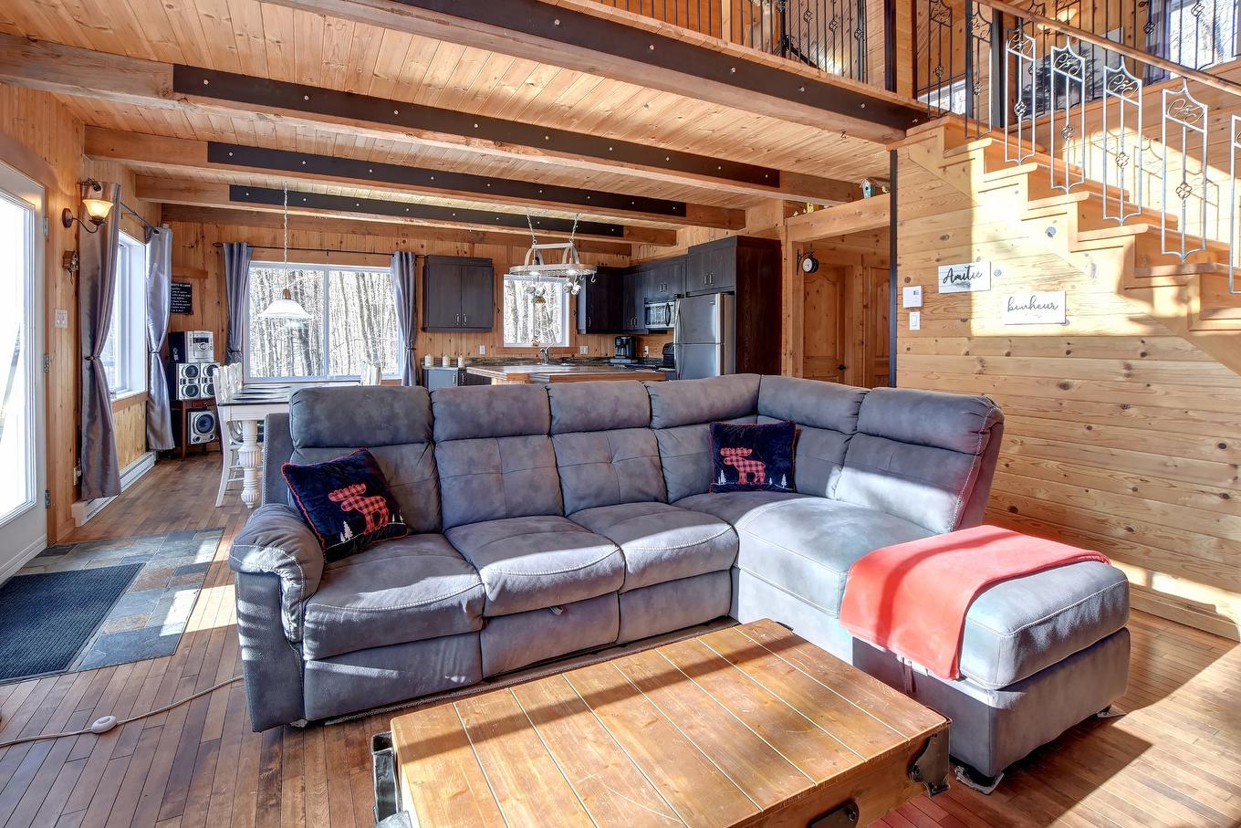 Living room - 142 Ch. Du Lac-Creux, Mandeville, QC - Indoor Photo Showing Living Room