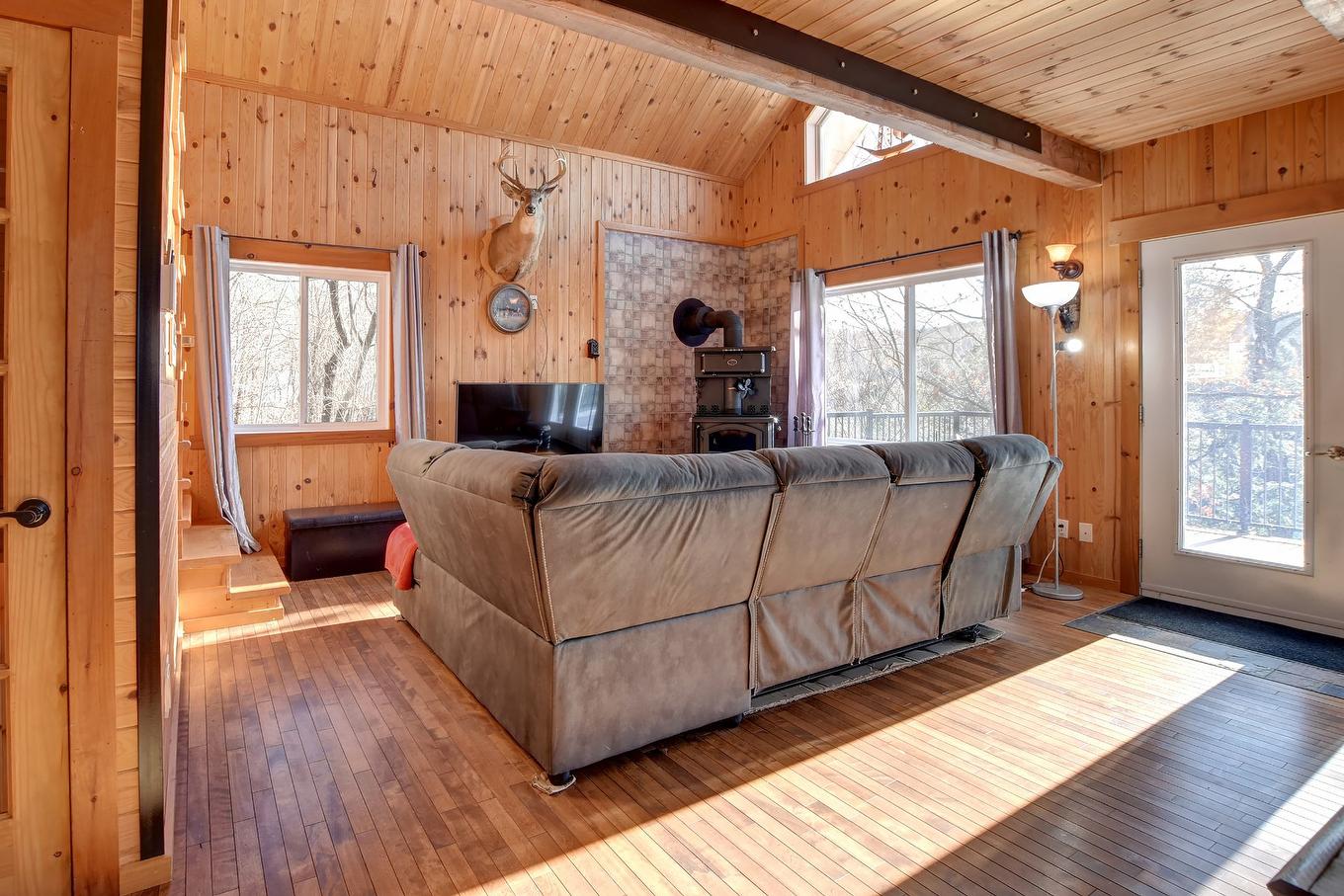 Living room - 142 Ch. Du Lac-Creux, Mandeville, QC - Indoor Photo Showing Living Room