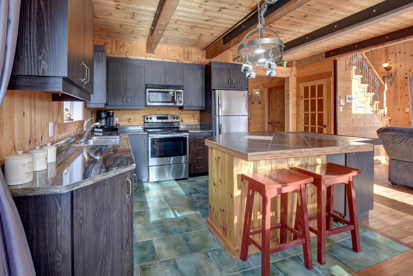 Kitchen - 142 Ch. Du Lac-Creux, Mandeville, QC - Indoor Photo Showing Kitchen With Double Sink