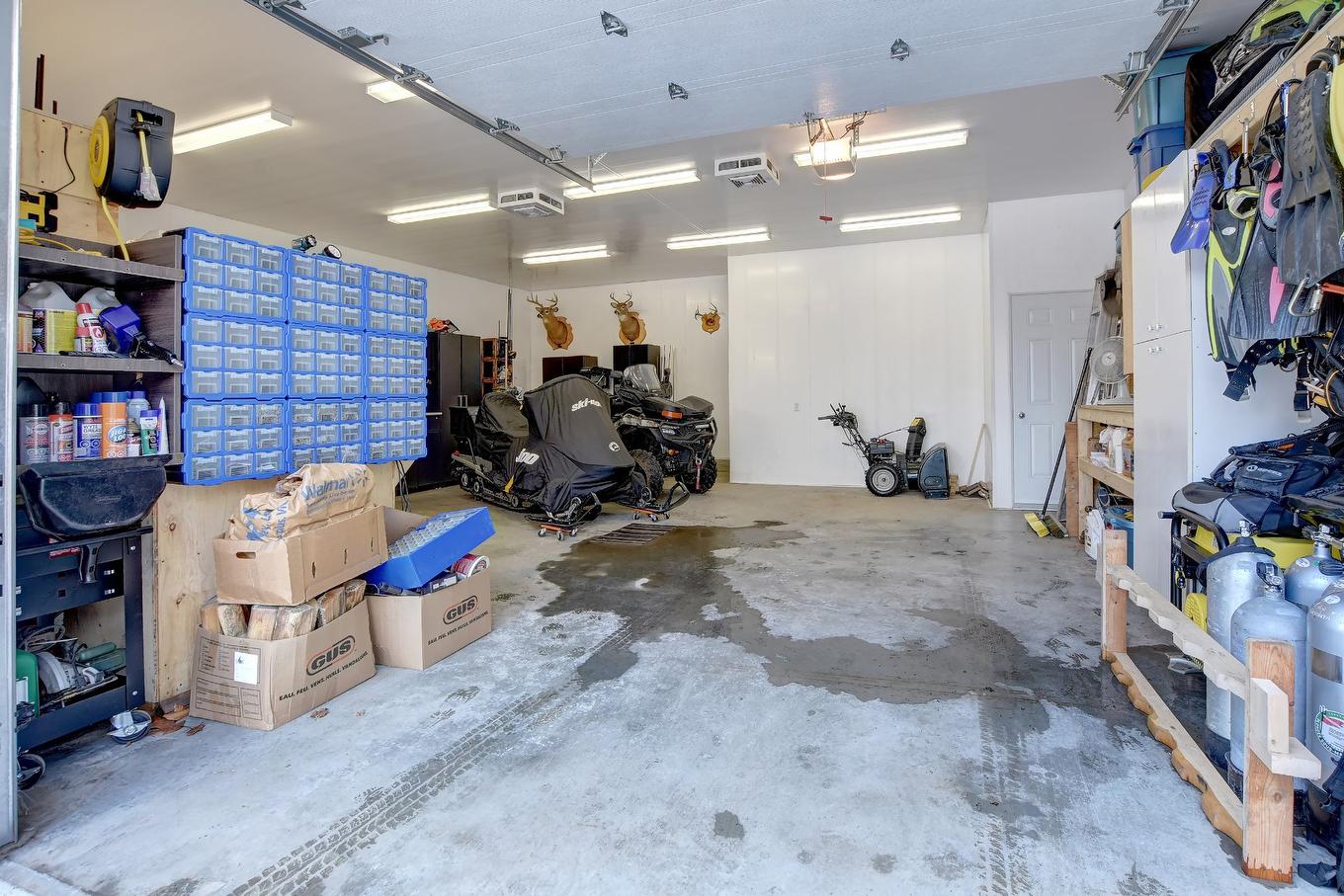 Garage - 142 Ch. Du Lac-Creux, Mandeville, QC - Indoor Photo Showing Garage