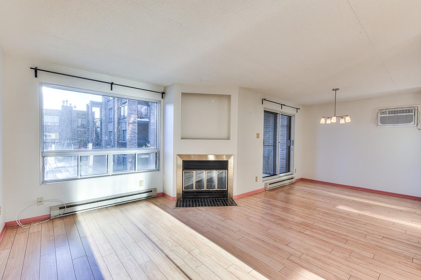 Living room - 3-11113 Rue Meighen, Montréal (Pierrefonds-Roxboro), QC - Indoor Photo Showing Living Room With Fireplace
