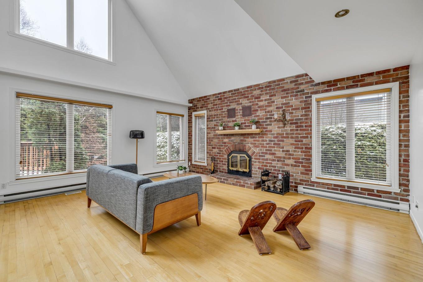 Living room - 1614 Rue Guillebert, Québec (La Haute-Saint-Charles), QC - Indoor Photo Showing Living Room With Fireplace