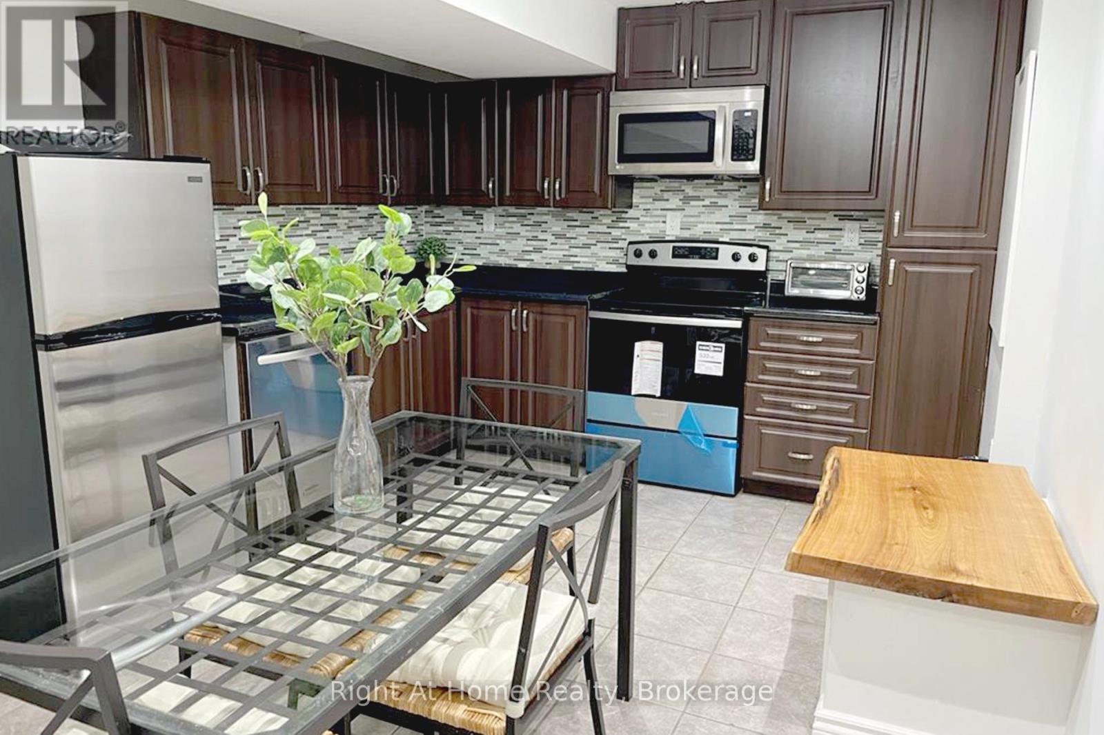 Lower - 126 Duncan Lane, Milton (Sc Scott), ON - Indoor Photo Showing Kitchen With Upgraded Kitchen