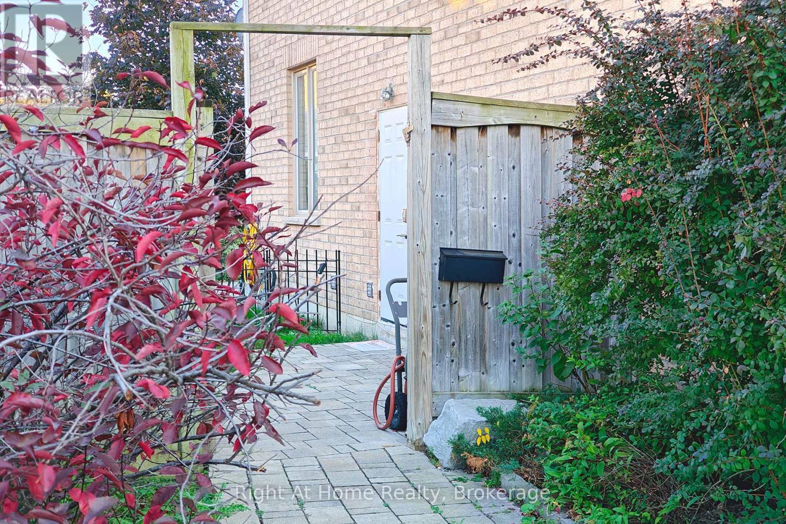 Lower - 126 Duncan Lane, Milton (Sc Scott), ON - Outdoor