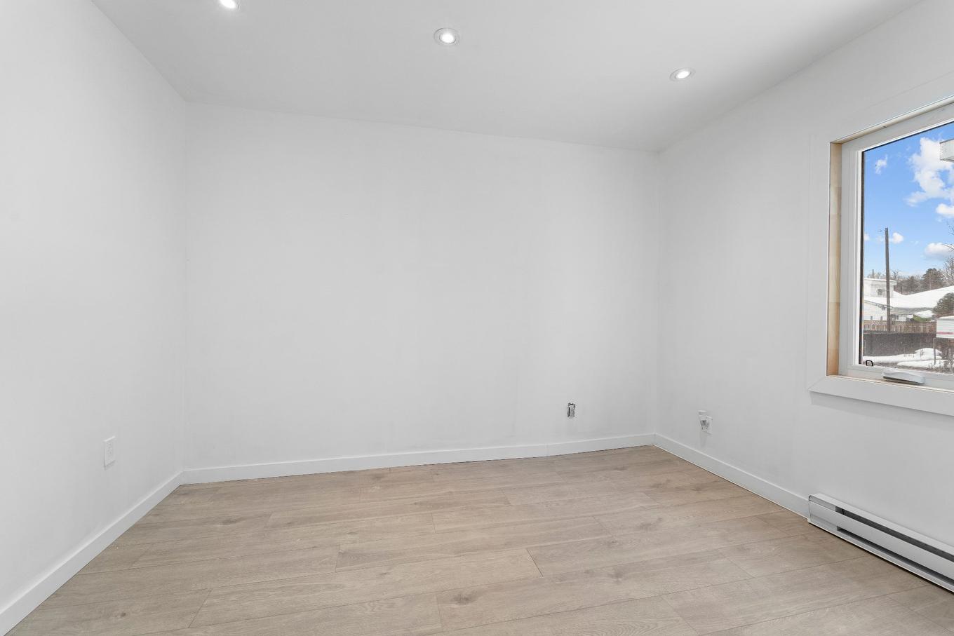 Primary bedroom - 114 Rue Des Pins, Saint-Jérôme, QC - Indoor Photo Showing Other Room