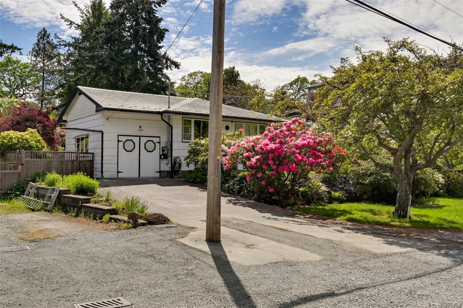 1233 Tattersall Dr, Saanich, BC