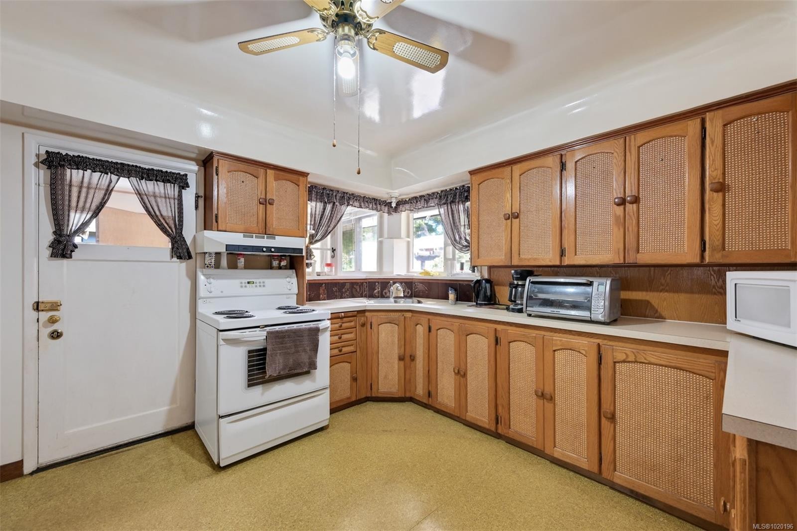 1233 Tattersall Dr, Saanich, BC