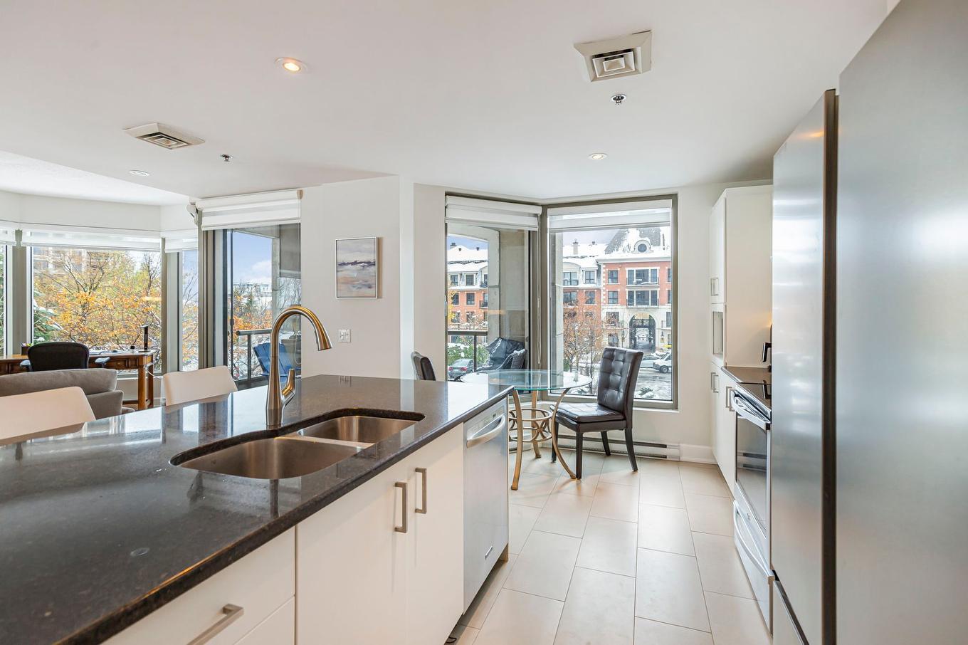 Cuisine - 202-200 Av. Des Sommets, Montréal (Verdun/Île-Des-Soeurs), QC - Indoor Photo Showing Kitchen With Double Sink