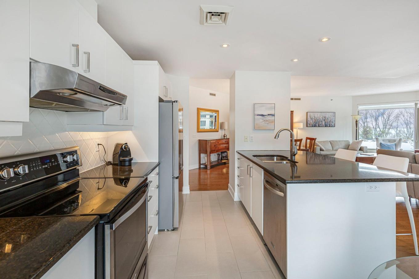 Cuisine - 202-200 Av. Des Sommets, Montréal (Verdun/Île-Des-Soeurs), QC - Indoor Photo Showing Kitchen With Double Sink With Upgraded Kitchen