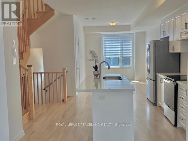 136 Rattenbury Road, Vaughan, ON - Indoor Photo Showing Kitchen With Double Sink