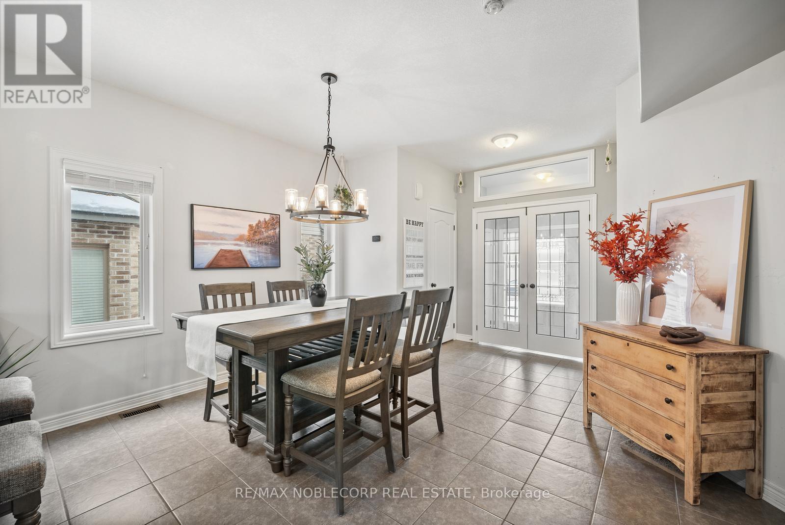 64 Carleton Trail, New Tecumseth, ON - Indoor Photo Showing Dining Room