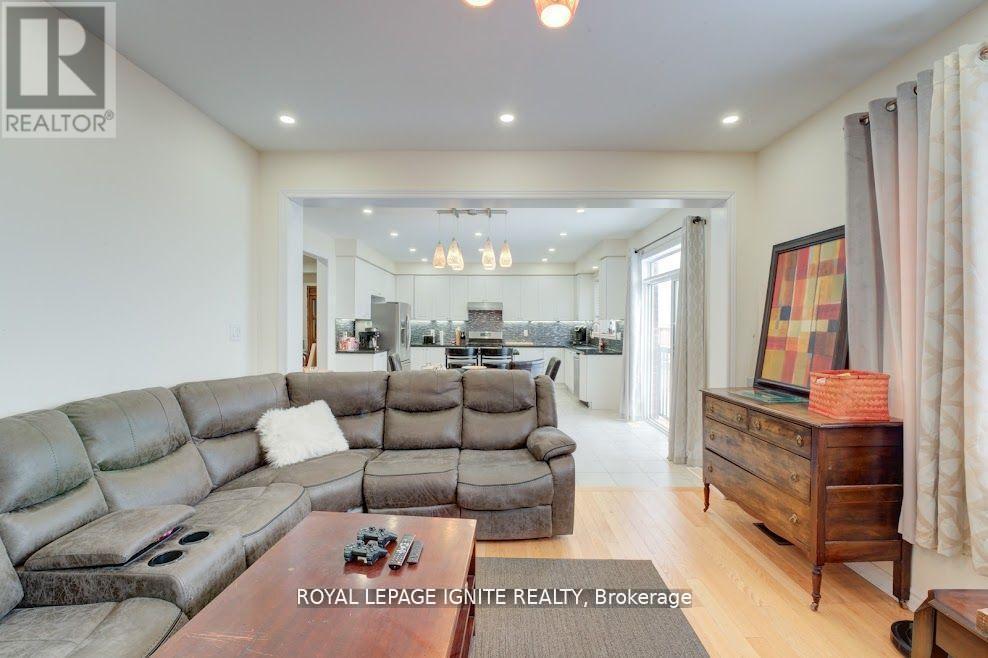 41 Northhill Avenue, Cavan Monaghan, ON - Indoor Photo Showing Living Room