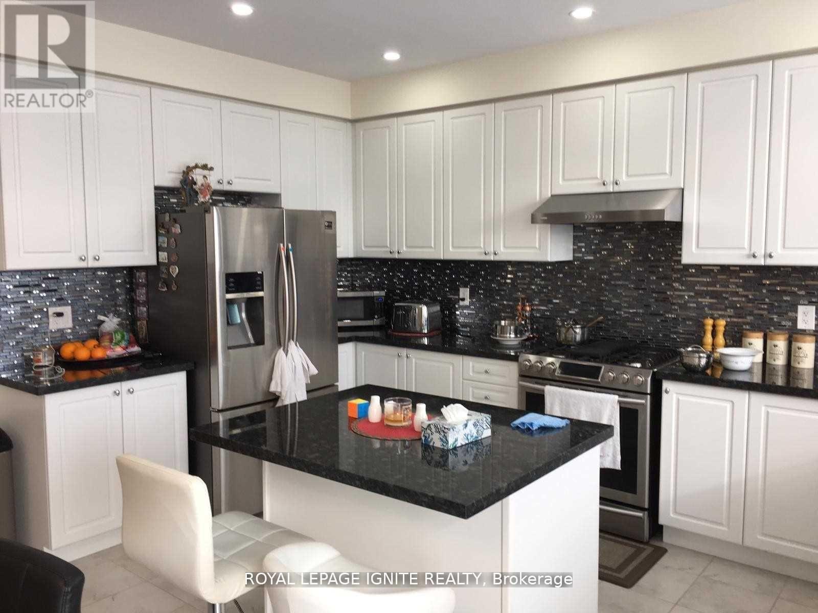 41 Northhill Avenue, Cavan Monaghan, ON - Indoor Photo Showing Kitchen With Upgraded Kitchen