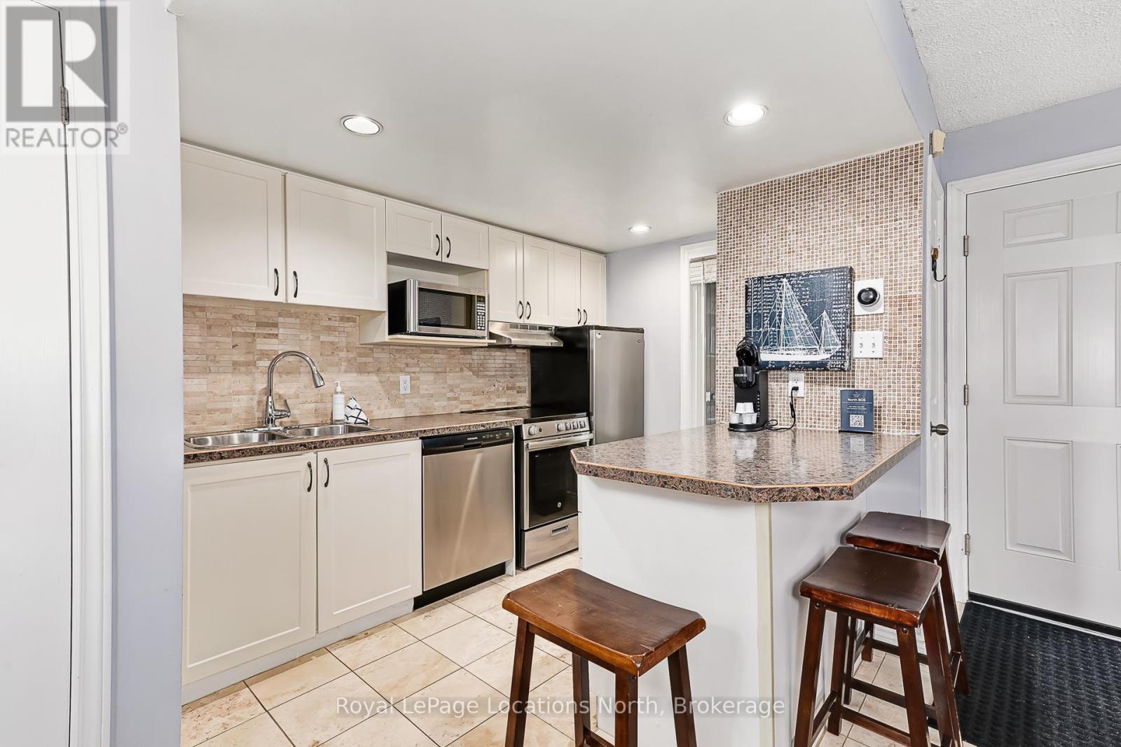 805 - 796468 Grey 19 Road, Blue Mountains, ON - Indoor Photo Showing Kitchen With Double Sink
