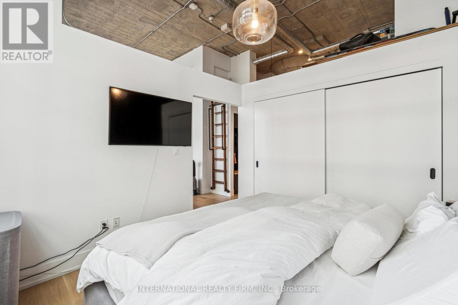 303 - 637 Lake Shore Boulevard W, Toronto, ON - Indoor Photo Showing Bedroom