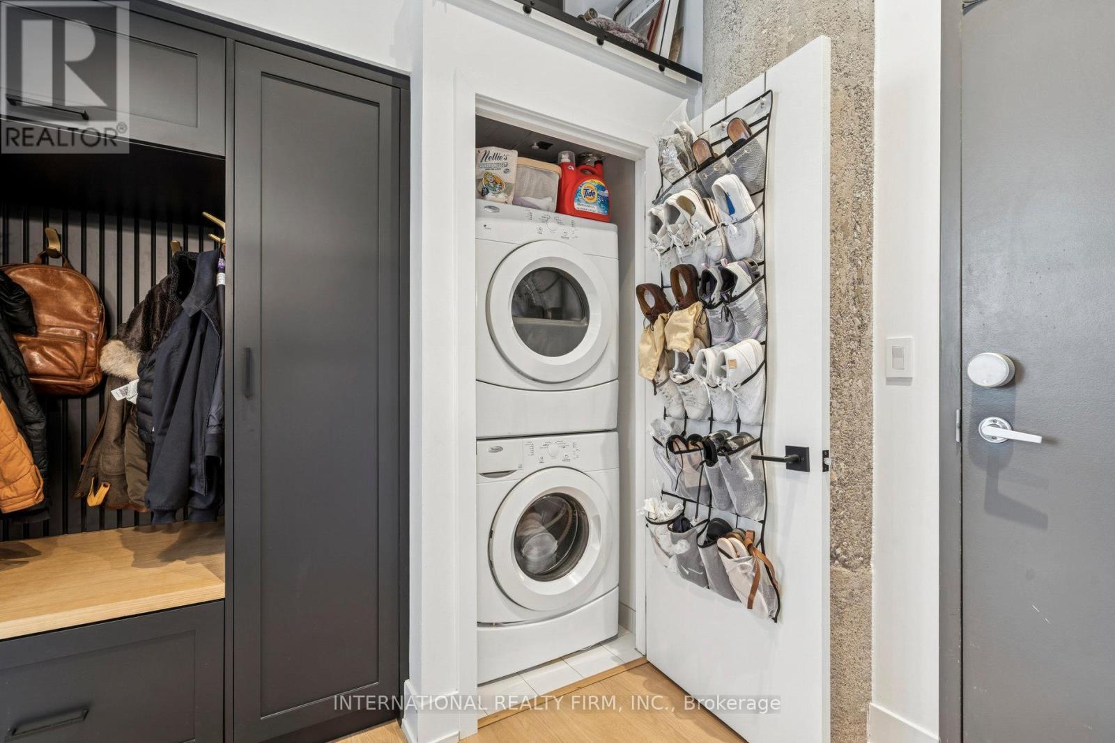 303 - 637 Lake Shore Boulevard W, Toronto, ON - Indoor Photo Showing Laundry Room