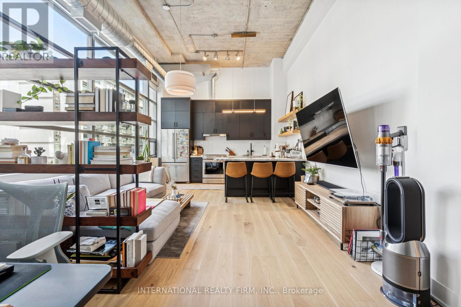 303 - 637 Lake Shore Boulevard W, Toronto, ON - Indoor