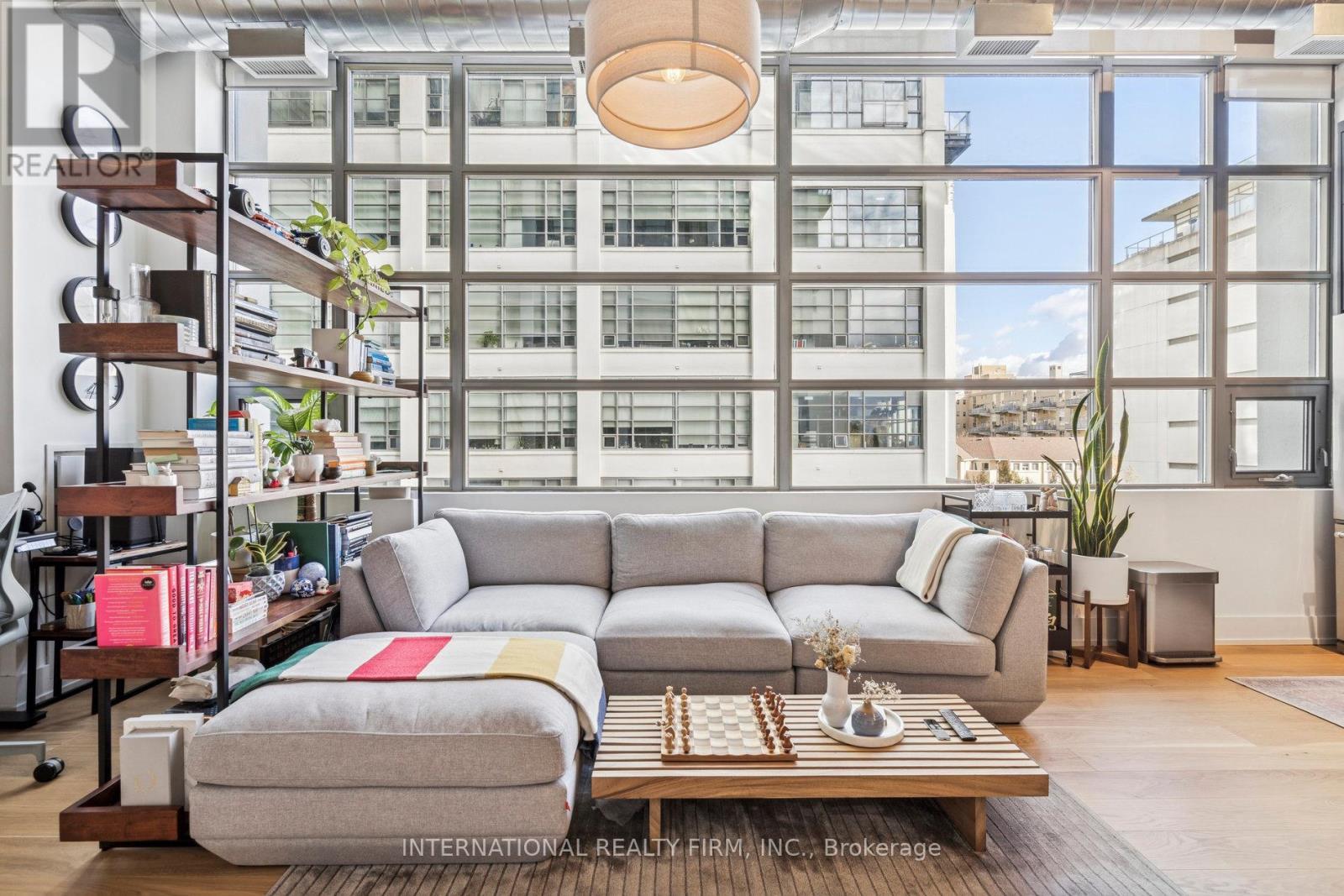 303 - 637 Lake Shore Boulevard W, Toronto, ON - Indoor Photo Showing Living Room
