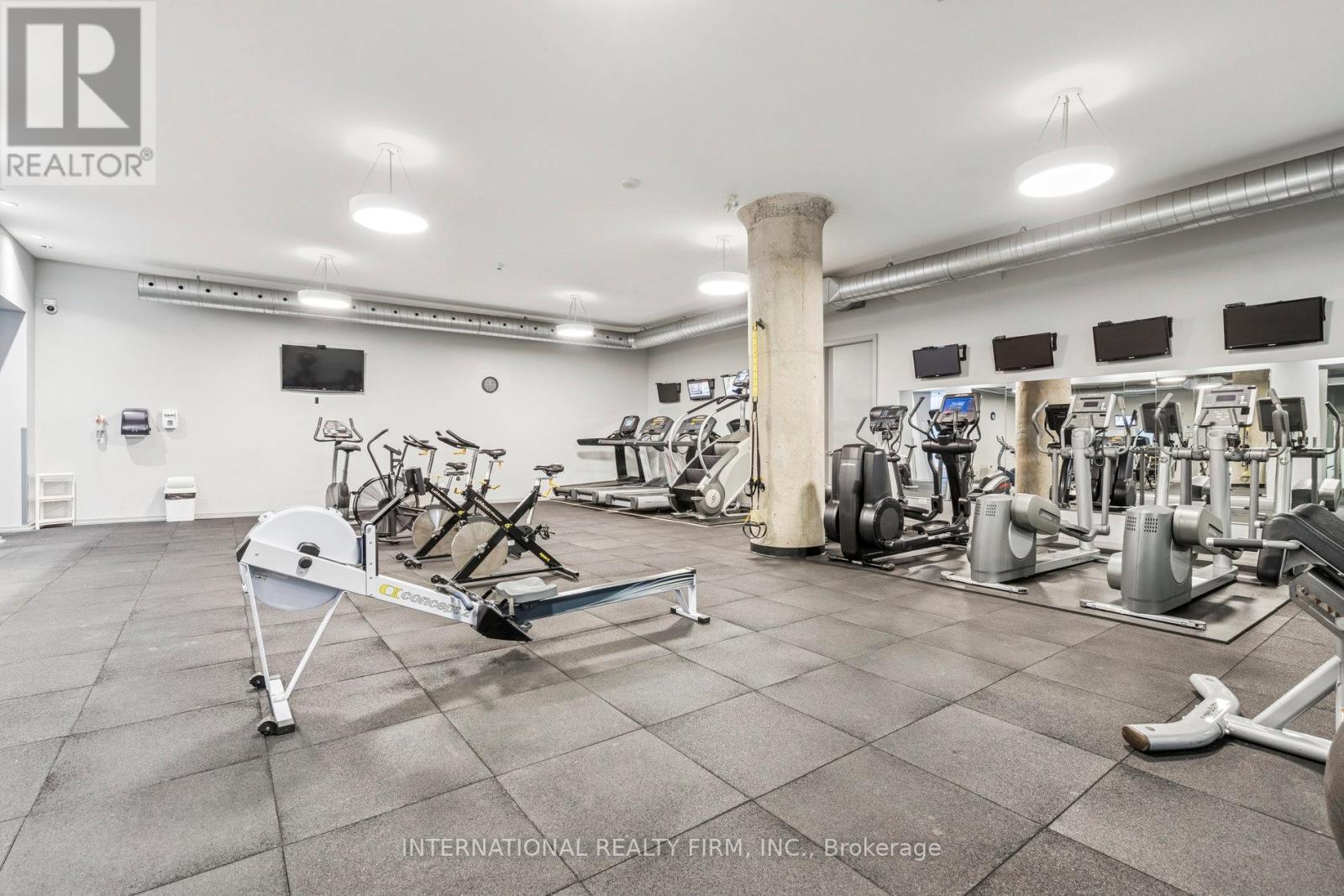 303 - 637 Lake Shore Boulevard W, Toronto, ON - Indoor Photo Showing Gym Room